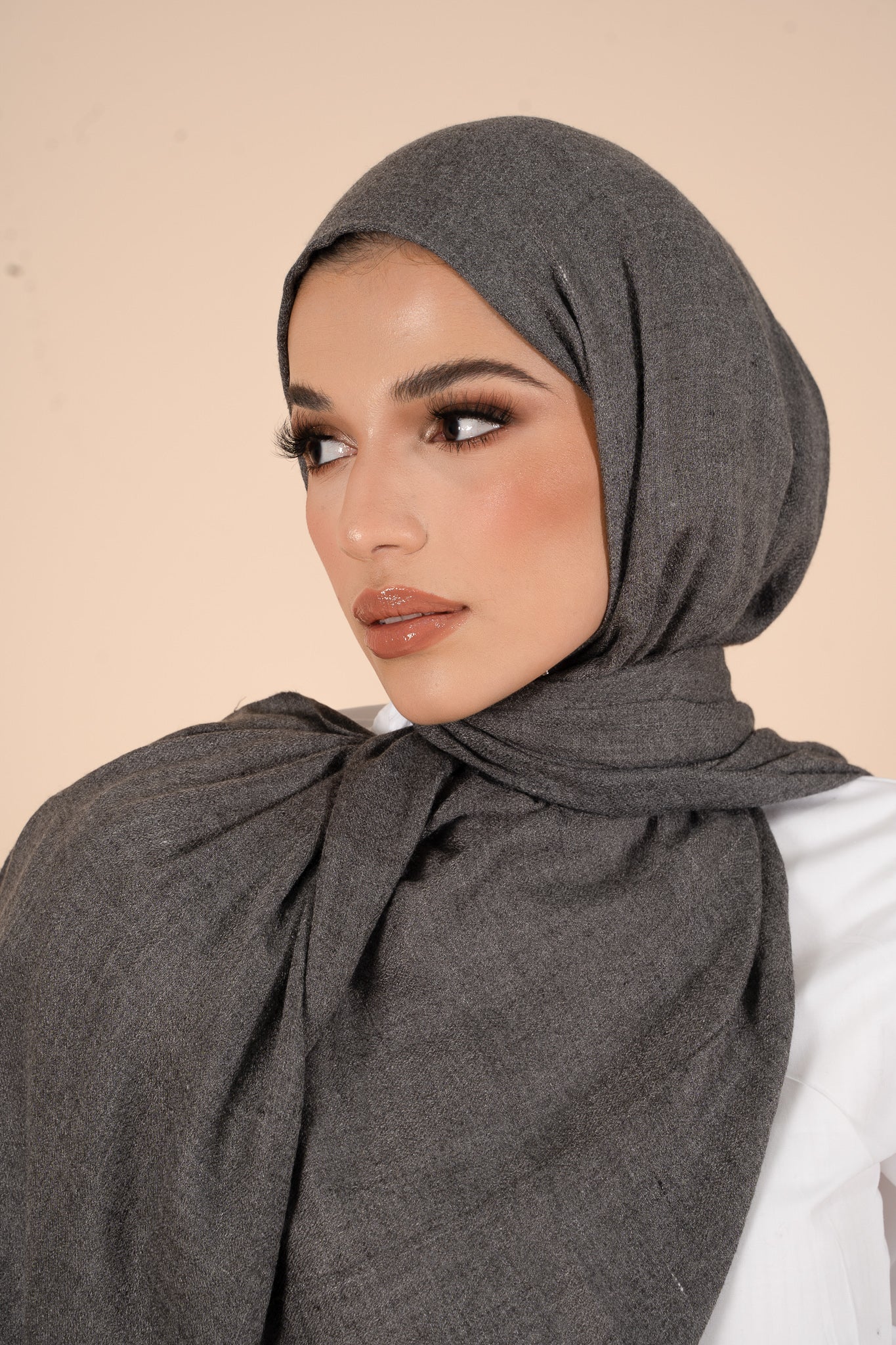 Hijab en coton et laine charbon artistique - CAVE LONDON