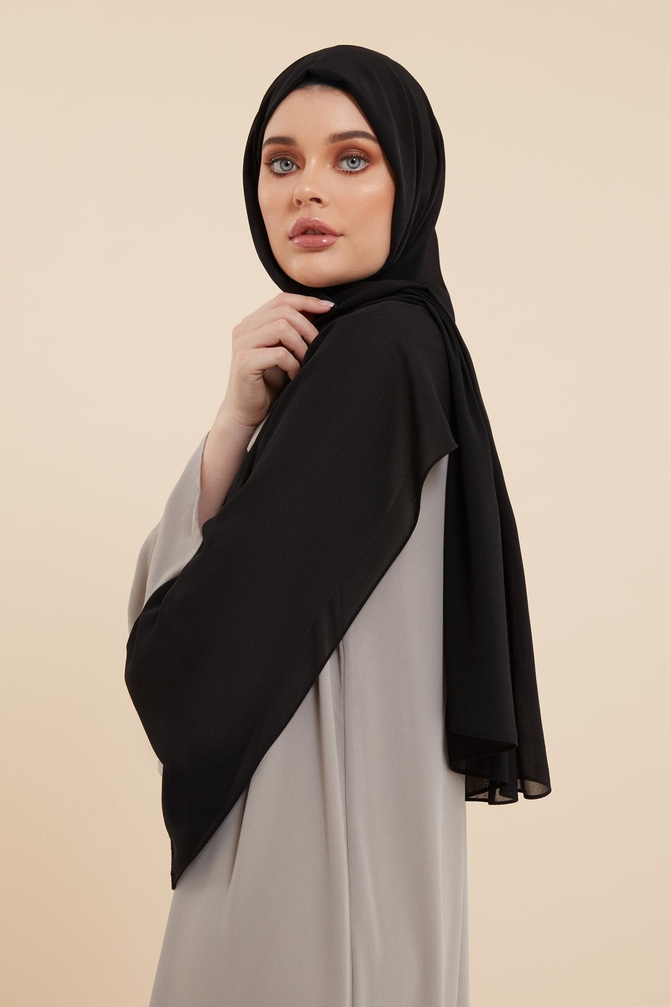 Hijab en crêpe doux chiffon noir - CAVE LONDON