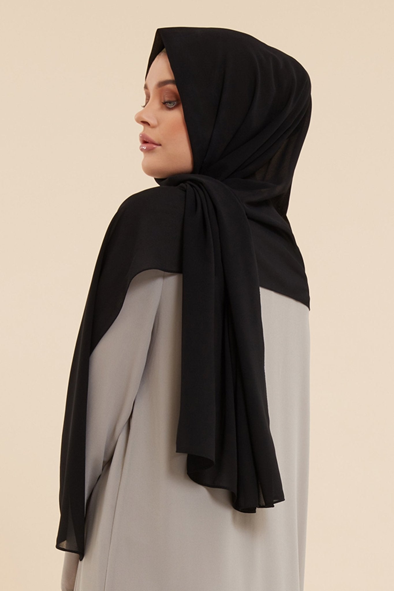 Hijab en crêpe doux chiffon noir - CAVE LONDON