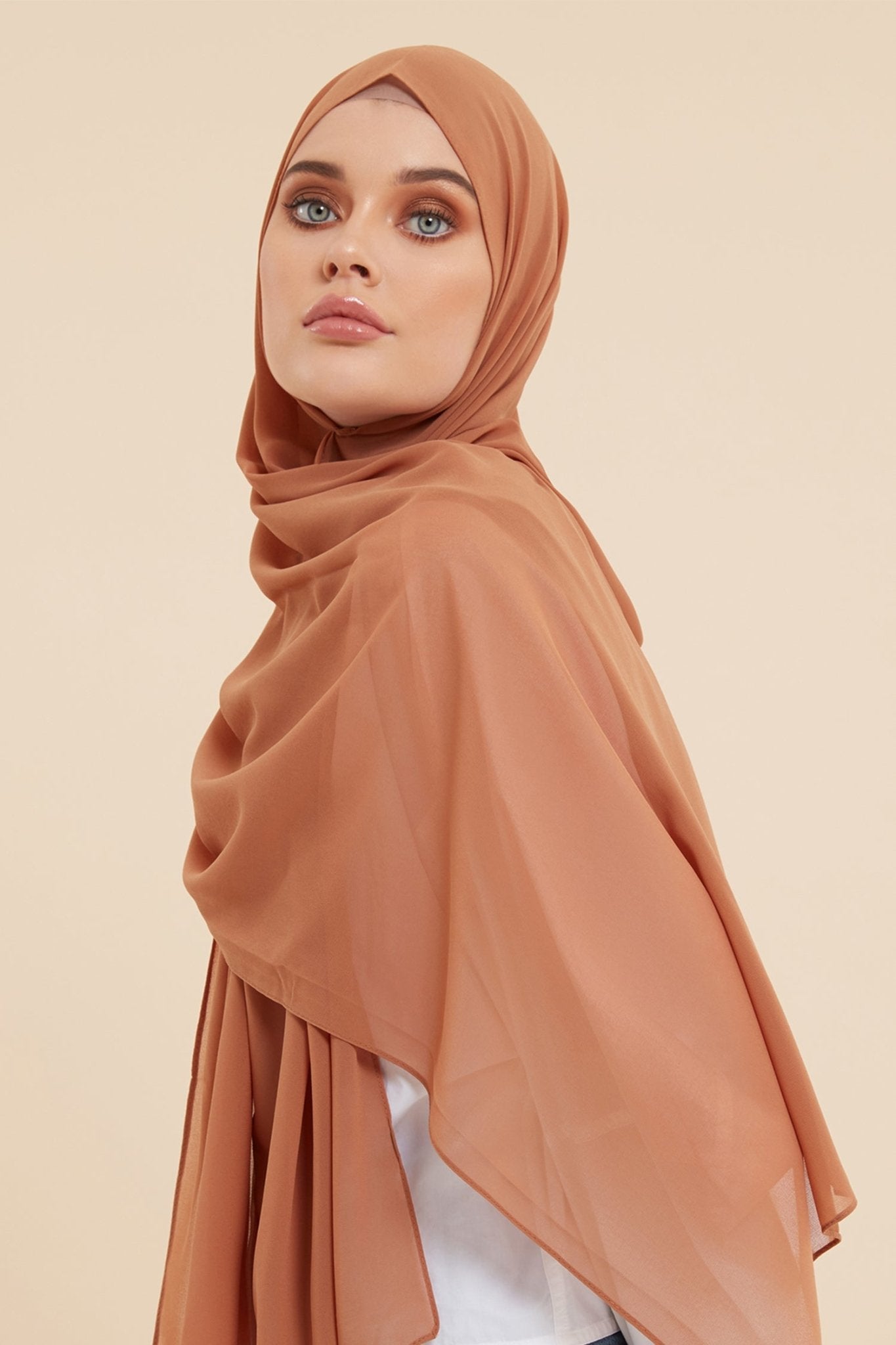 Hijab en crêpe doux camel - CAVE LONDON