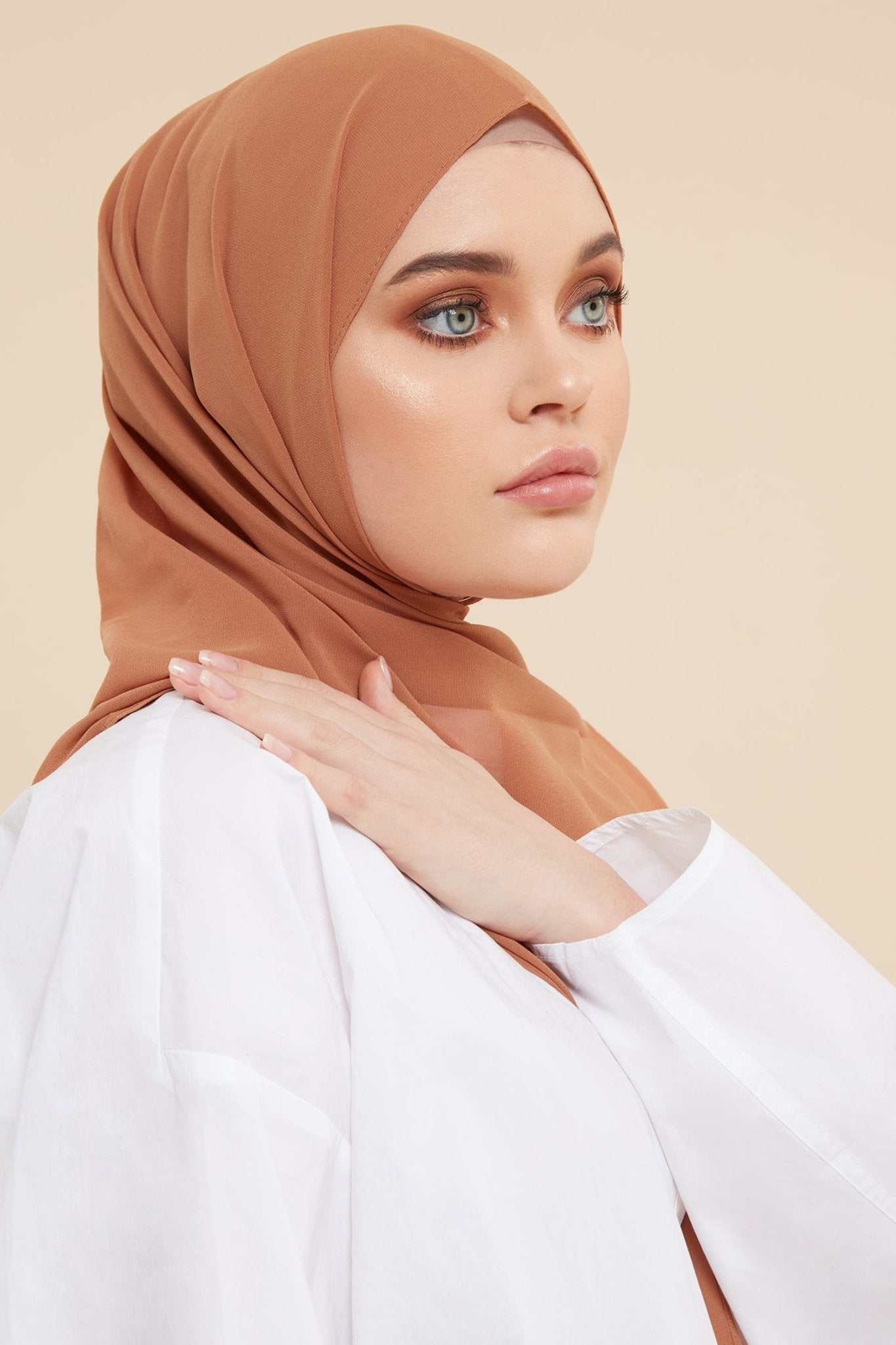 Hijab en crêpe doux camel - CAVE LONDON