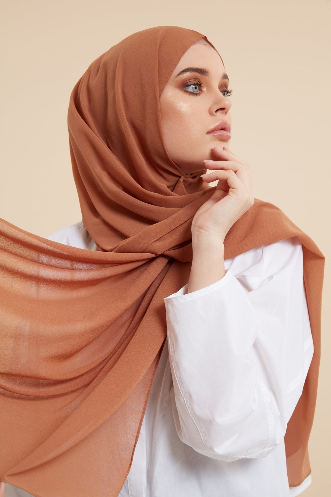 Hijab en crêpe doux camel - CAVE LONDON