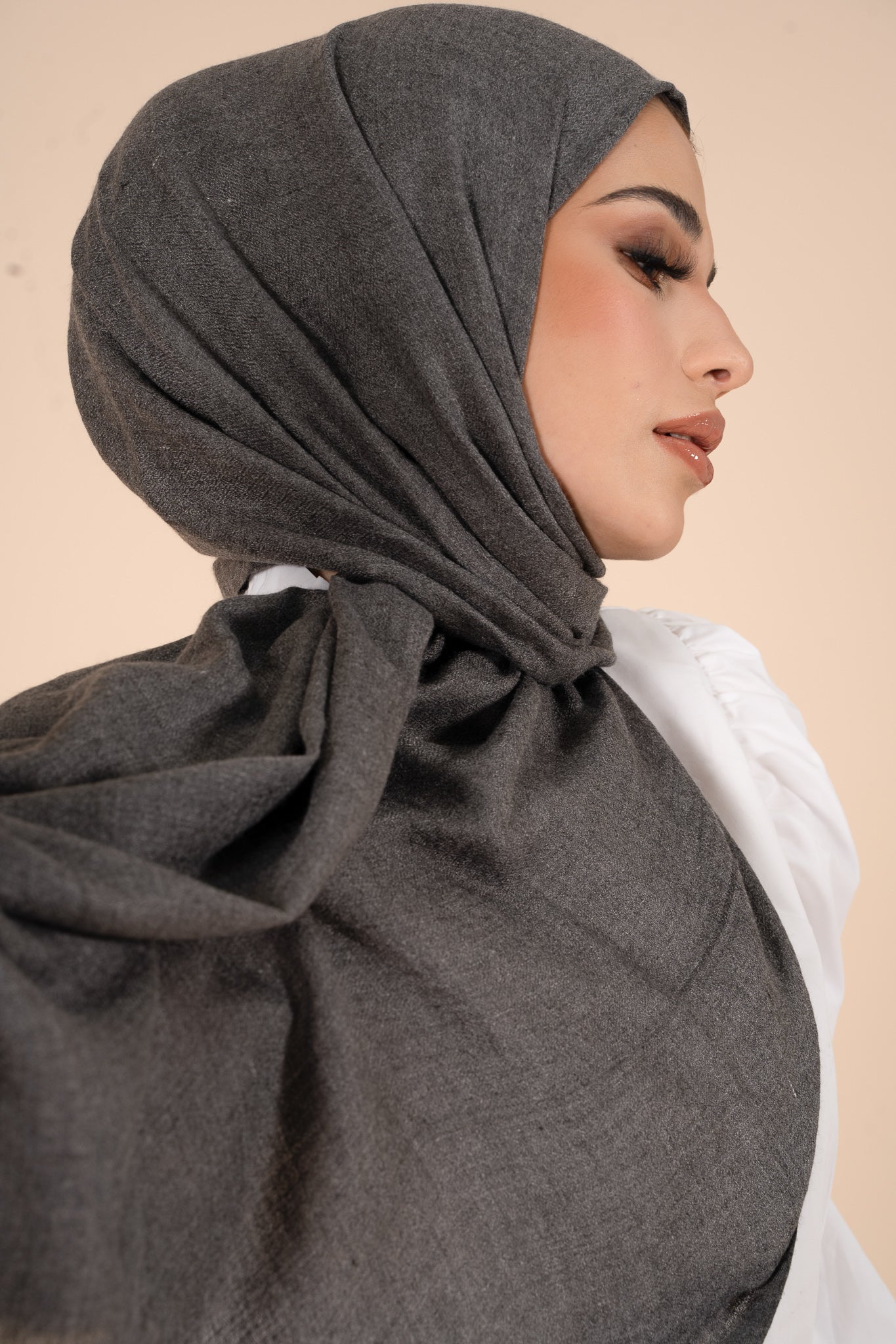 Hijab en coton et laine charbon artistique - CAVE LONDON
