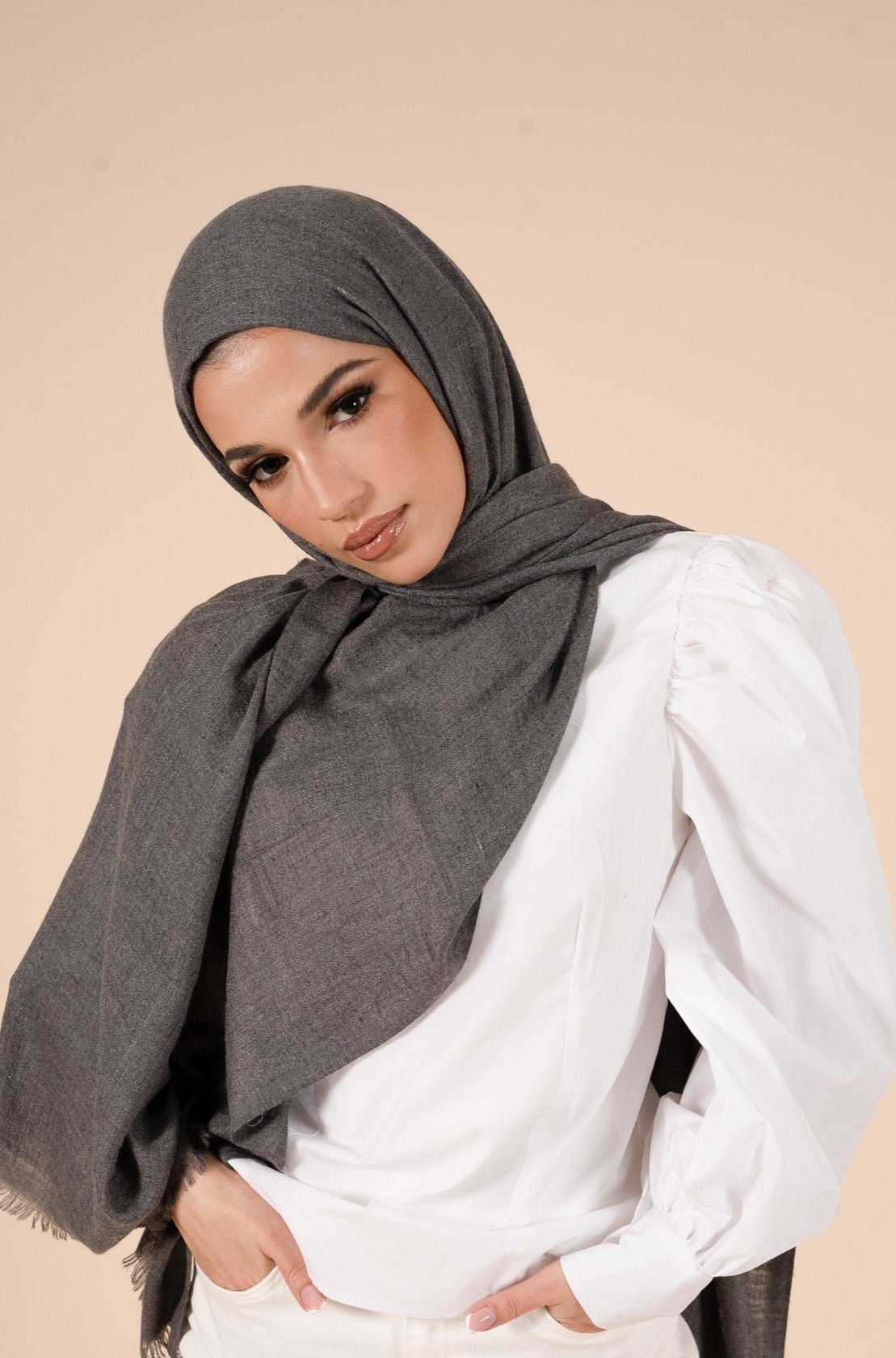 Hijab en coton et laine charbon artistique - CAVE LONDON