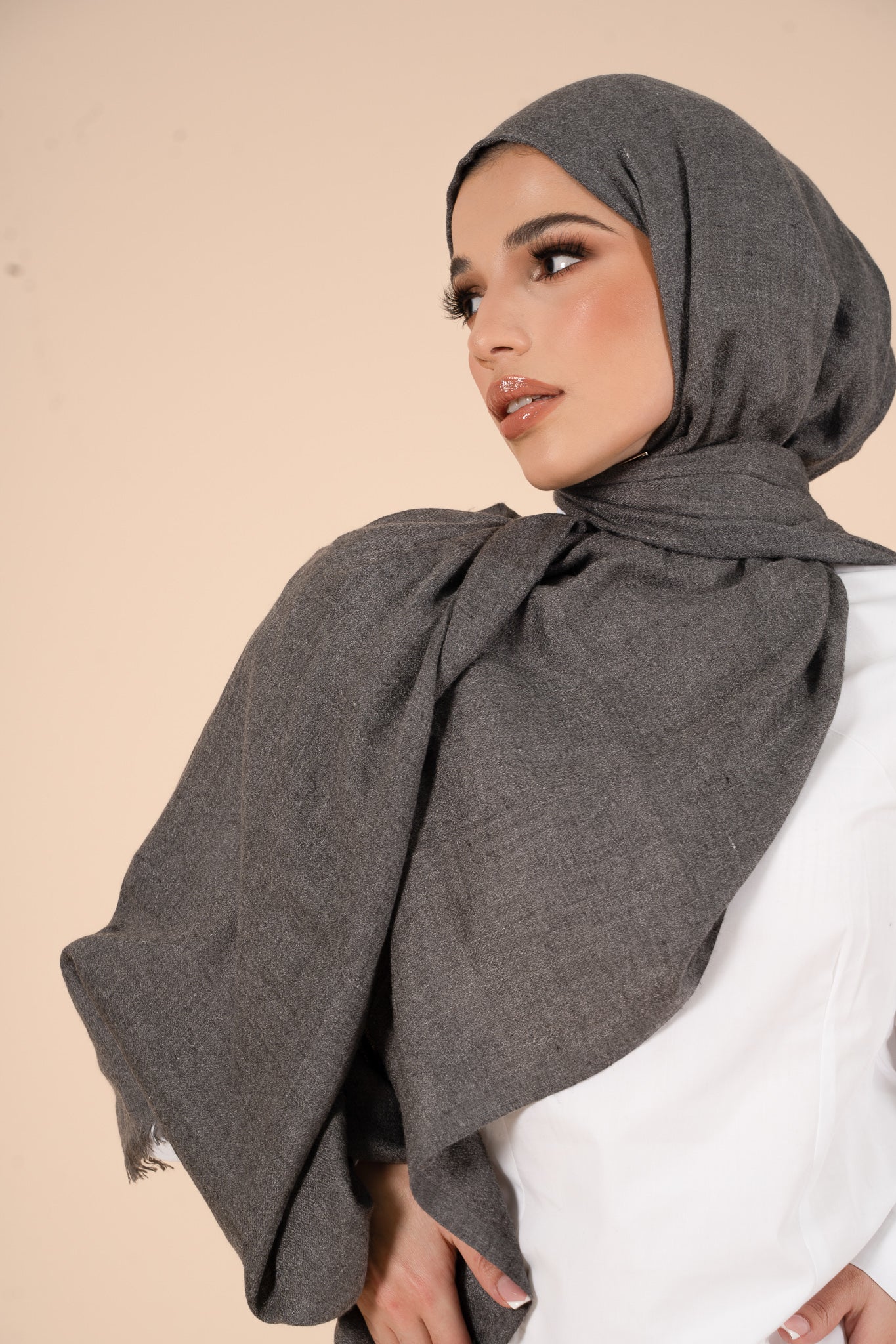 Hijab en coton et laine charbon artistique - CAVE LONDON