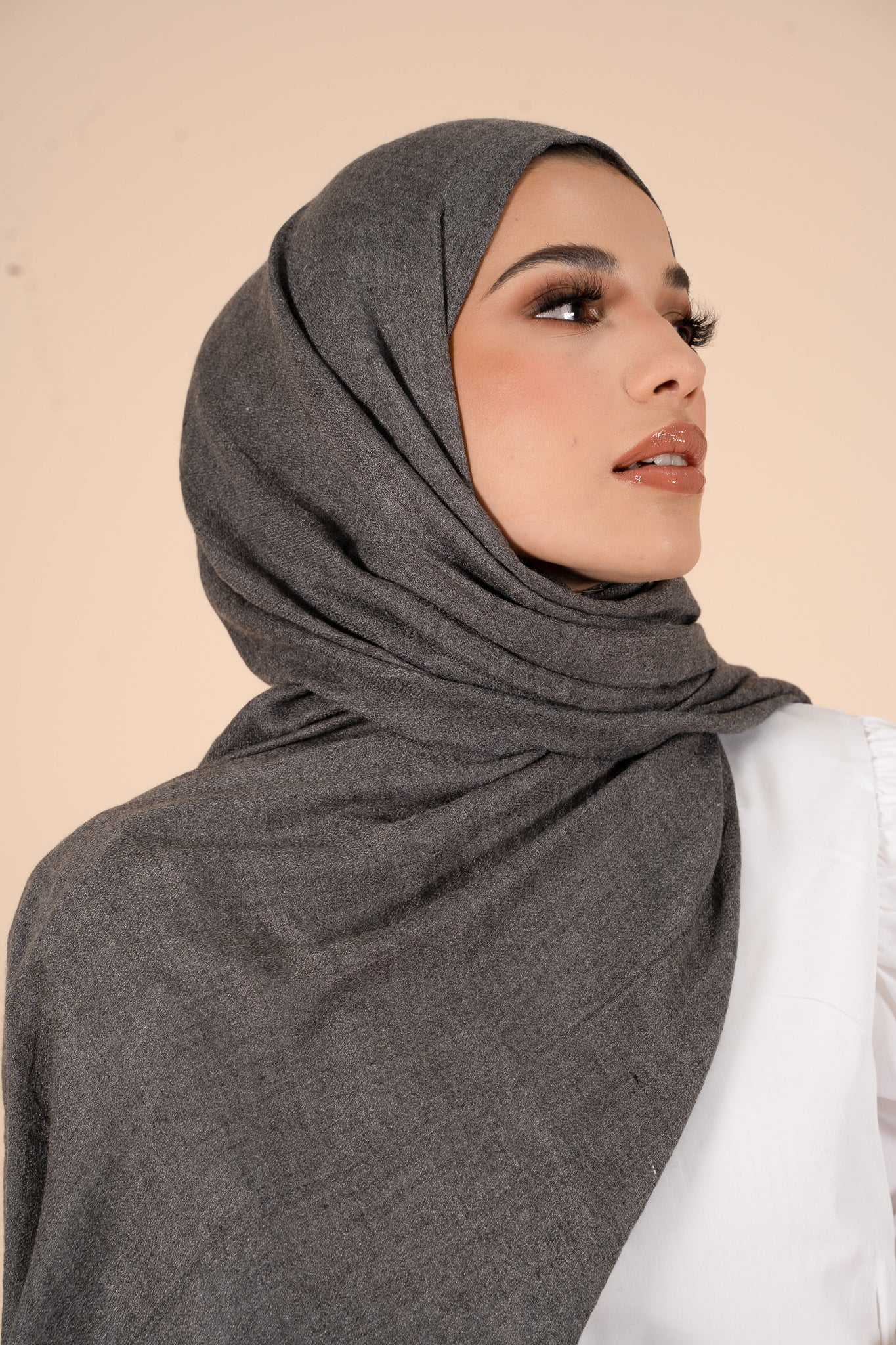 Hijab en coton et laine charbon artistique - CAVE LONDON