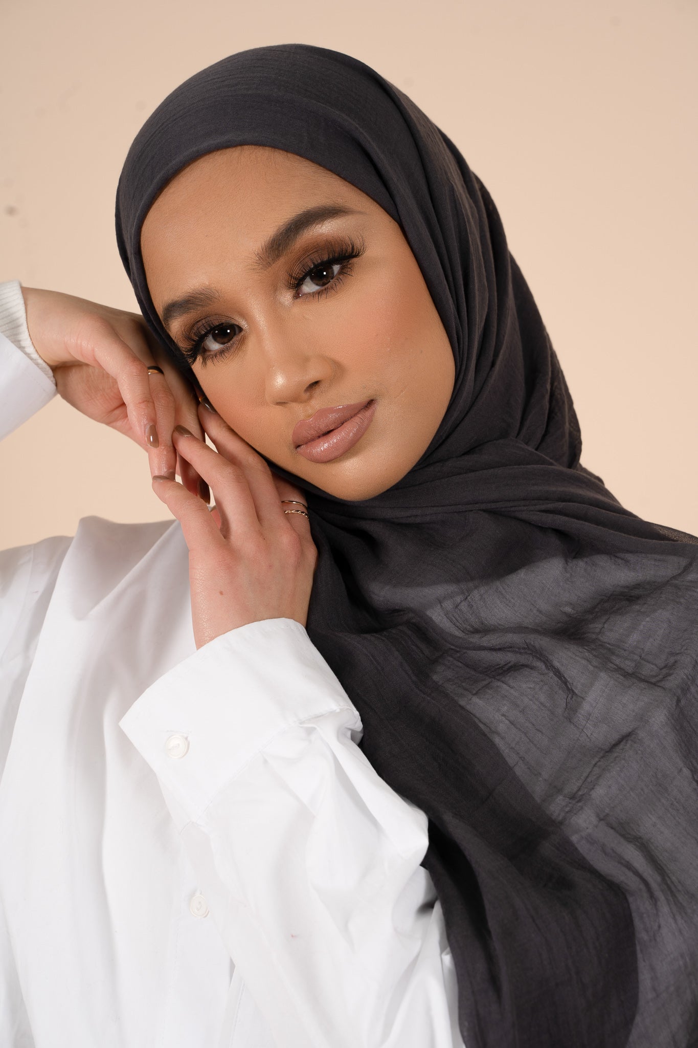Hijab en coton et soie charbon givré - CAVE LONDON
