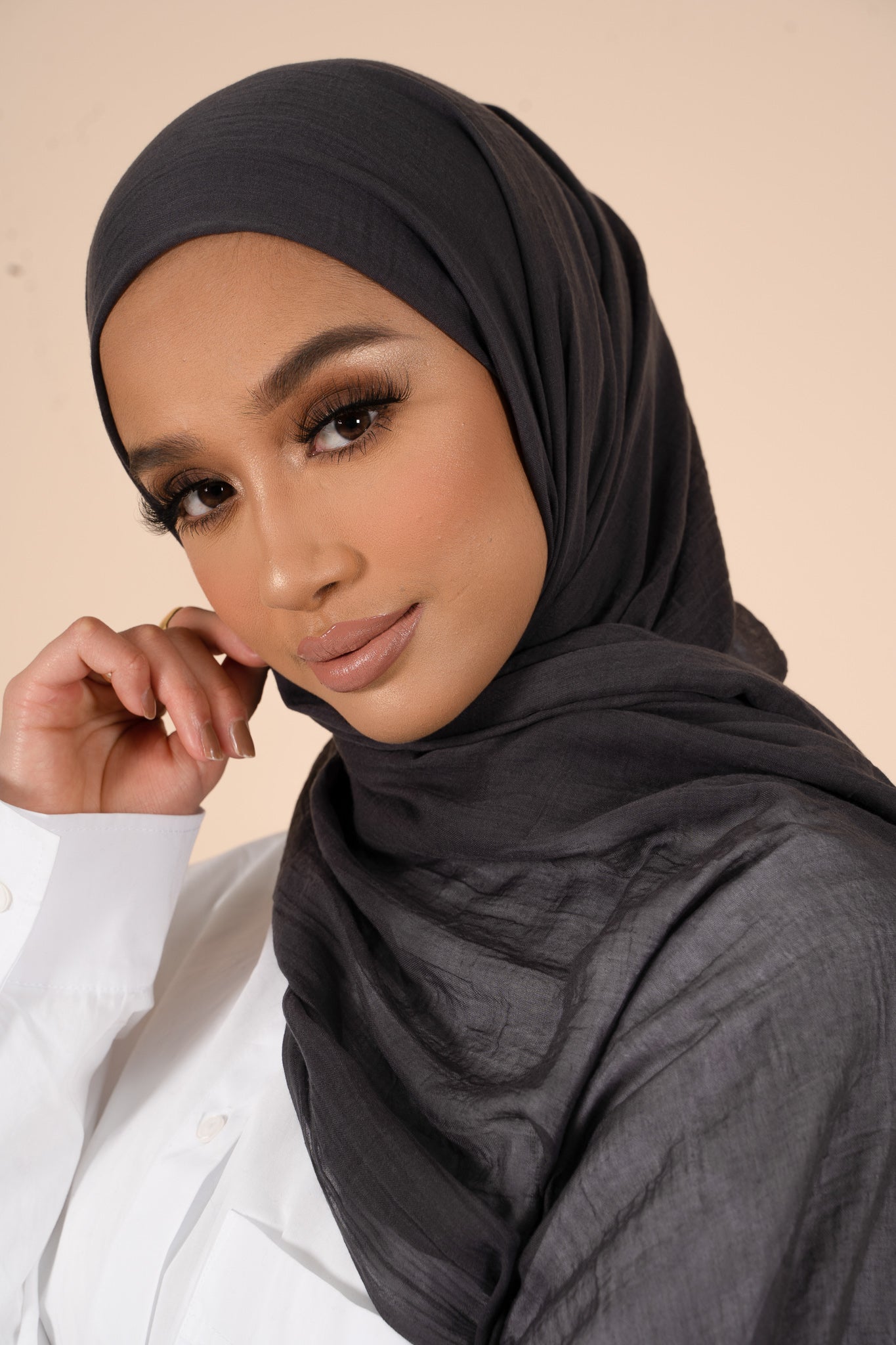 Hijab en coton et soie charbon givré - CAVE LONDON
