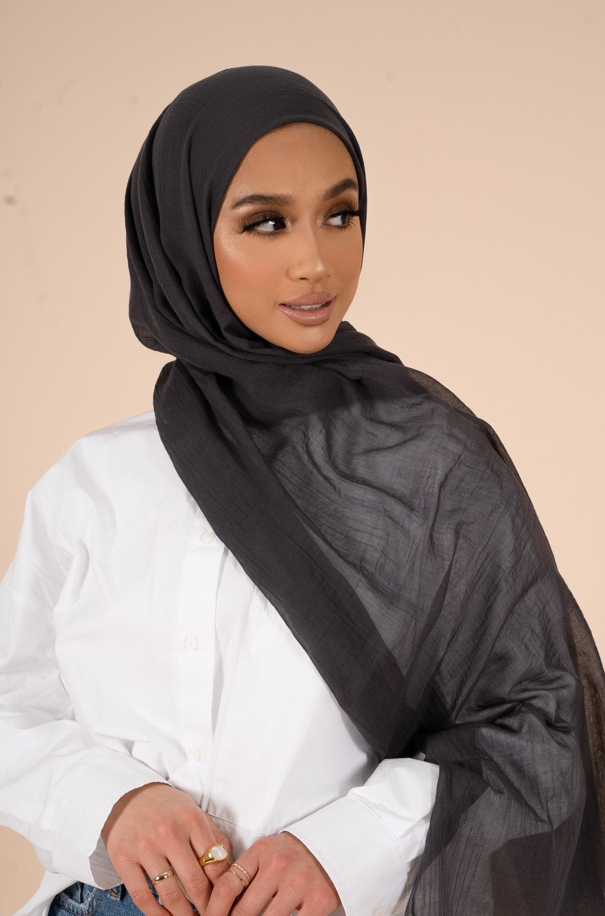 Hijab en coton et soie charbon givré - CAVE LONDON