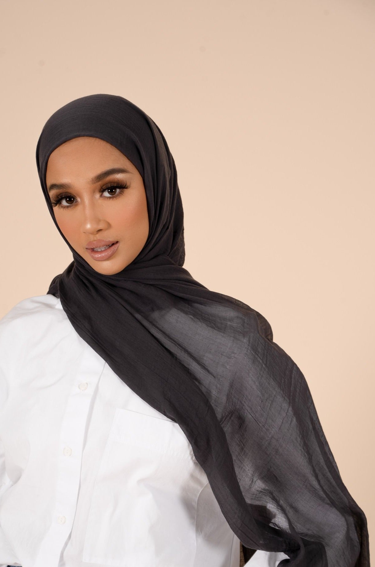 Hijab en coton et soie charbon givré - CAVE LONDON
