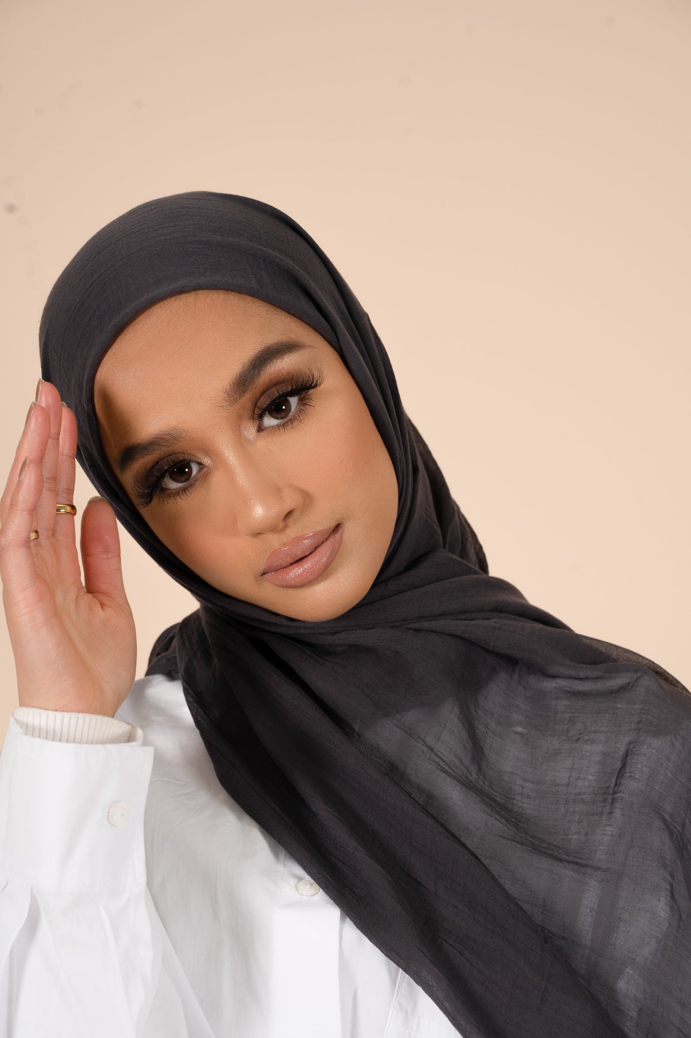 Hijab en coton et soie charbon givré - CAVE LONDON