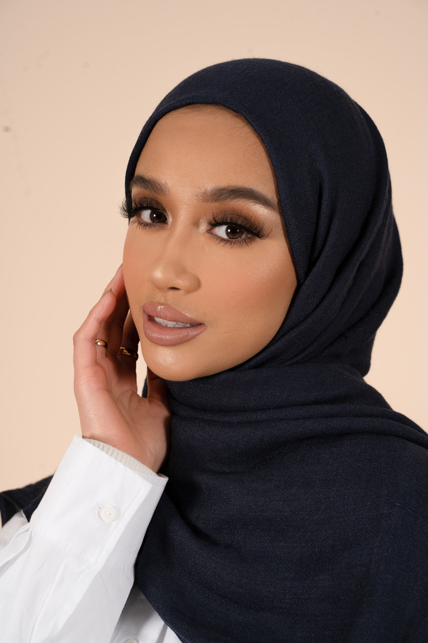 Hijab en coton et laine bleu marine - CAVE LONDON
