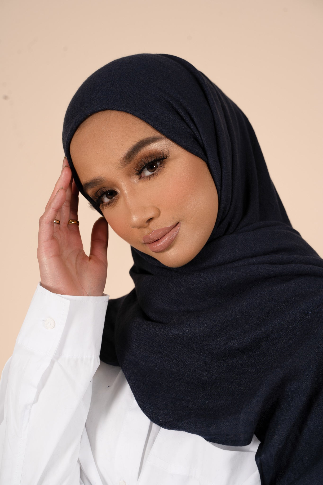 Hijab en coton et laine bleu marine - CAVE LONDON