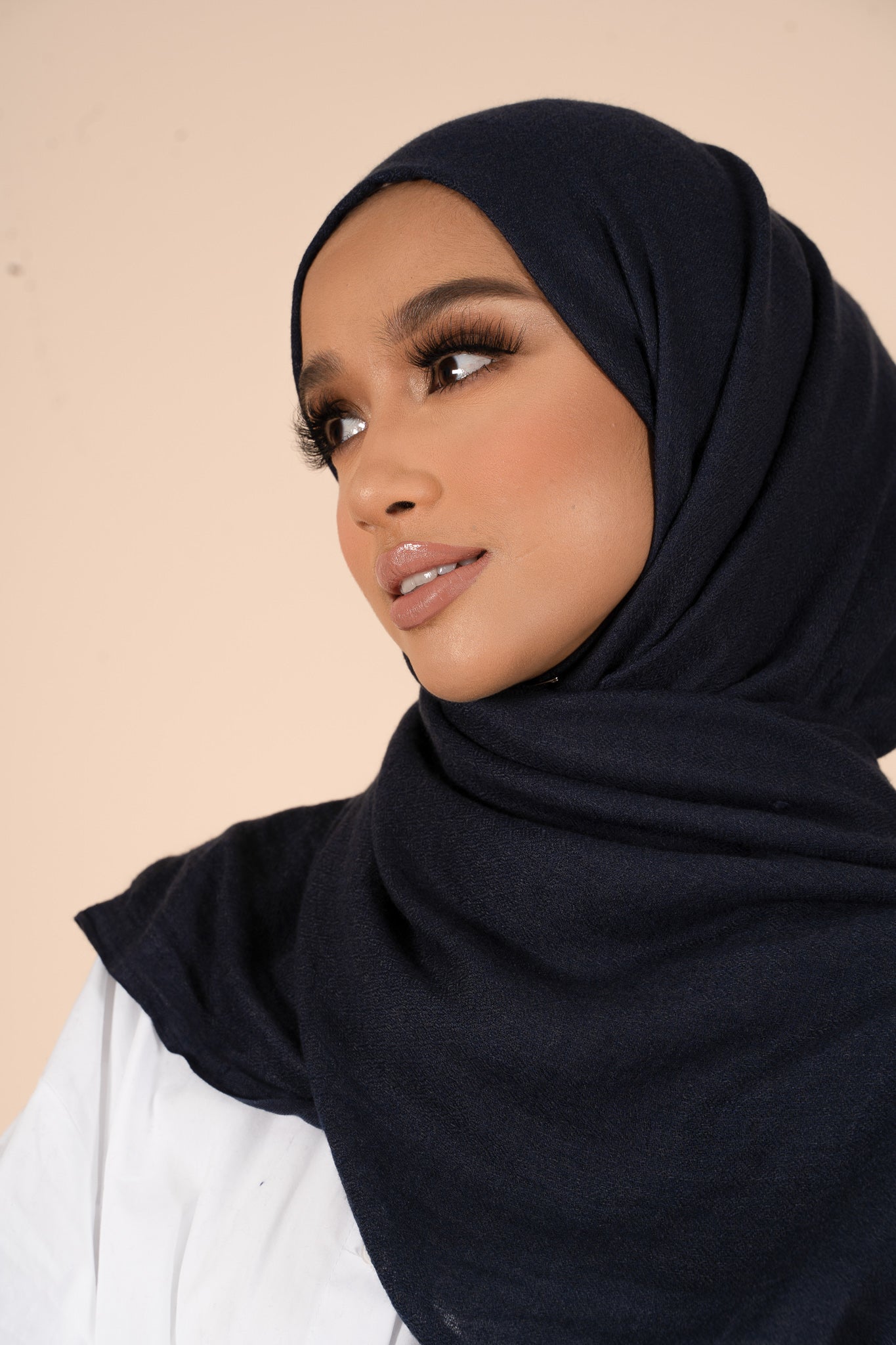 Hijab en coton et laine bleu marine - CAVE LONDON