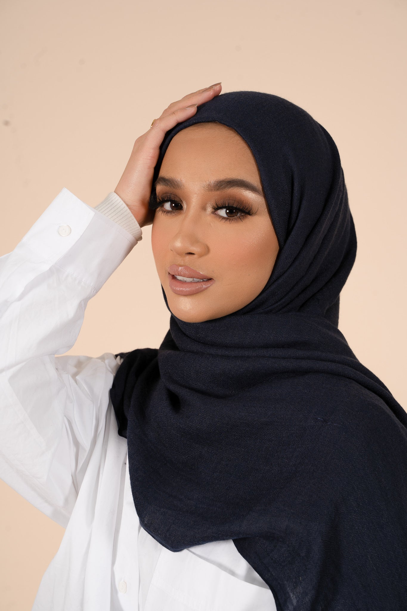 Hijab en coton et laine bleu marine - CAVE LONDON
