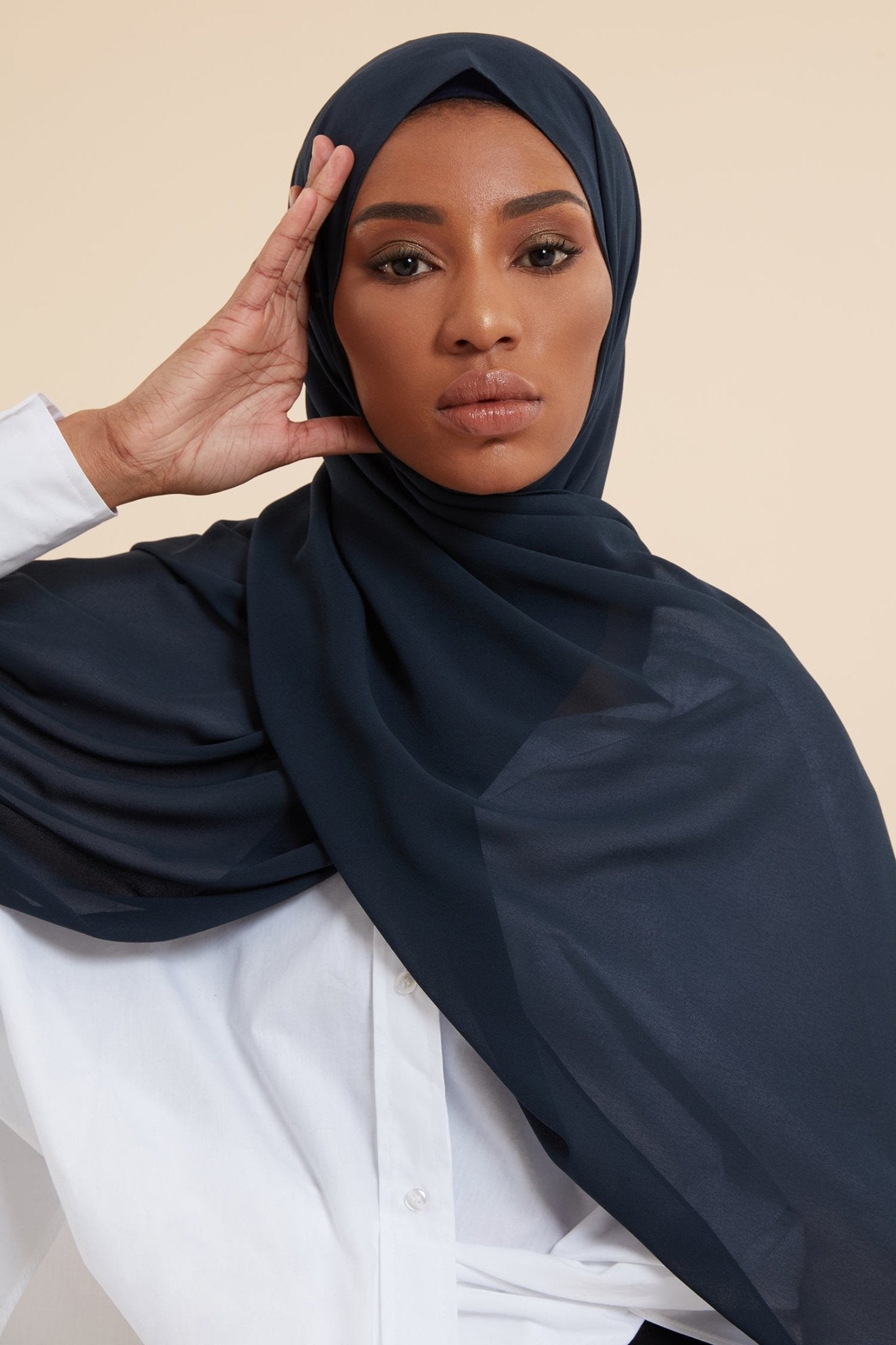 Hijab en crêpe doux bleu marine - CAVE LONDON