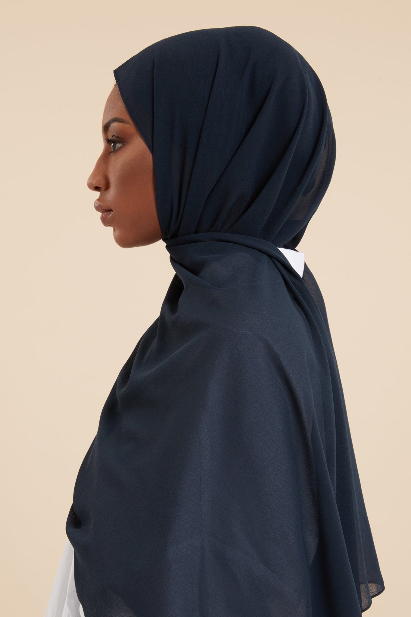Hijab en crêpe doux bleu marine - CAVE LONDON