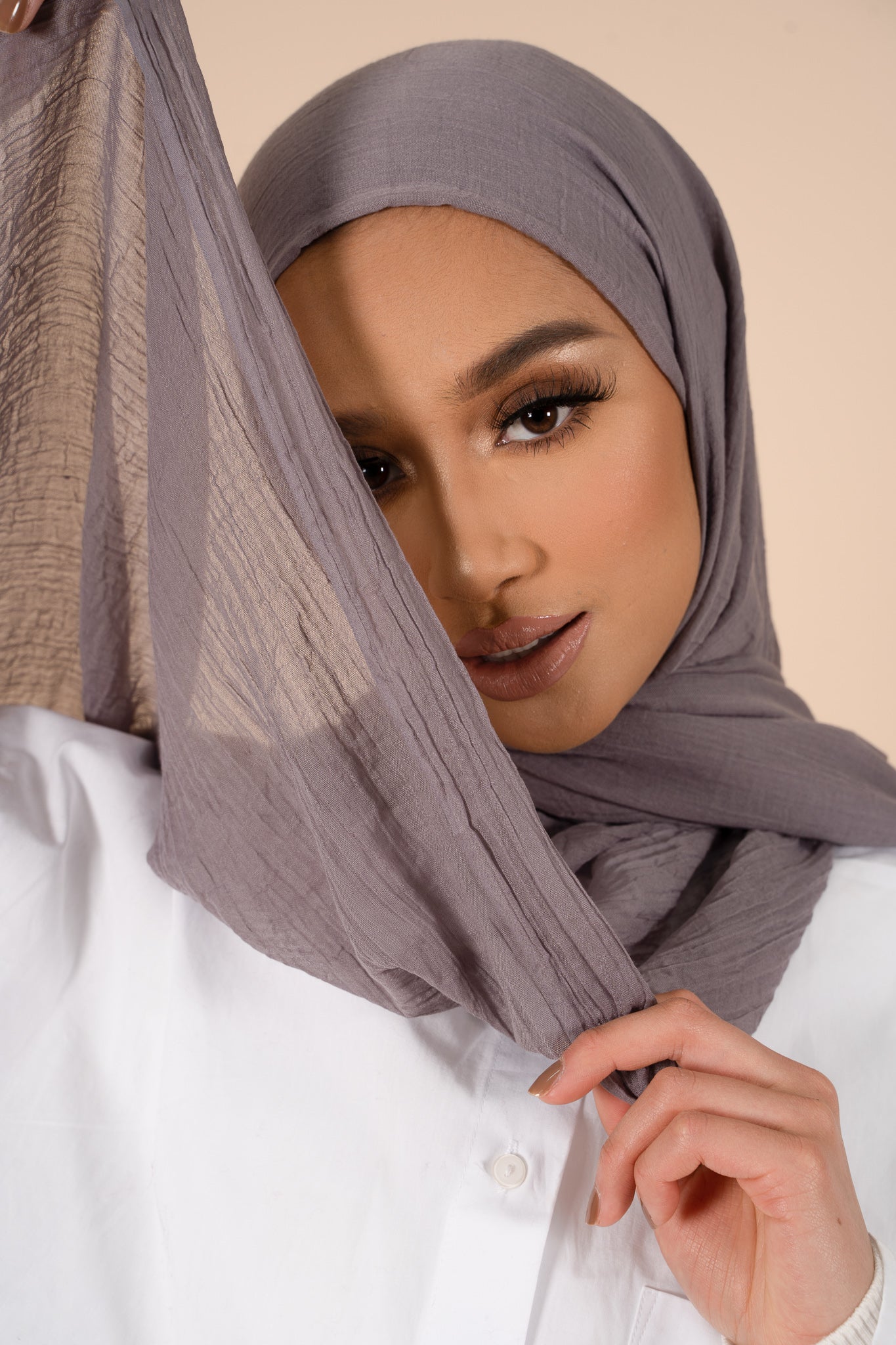 Hijab en coton et soie gris opale - CAVE LONDON