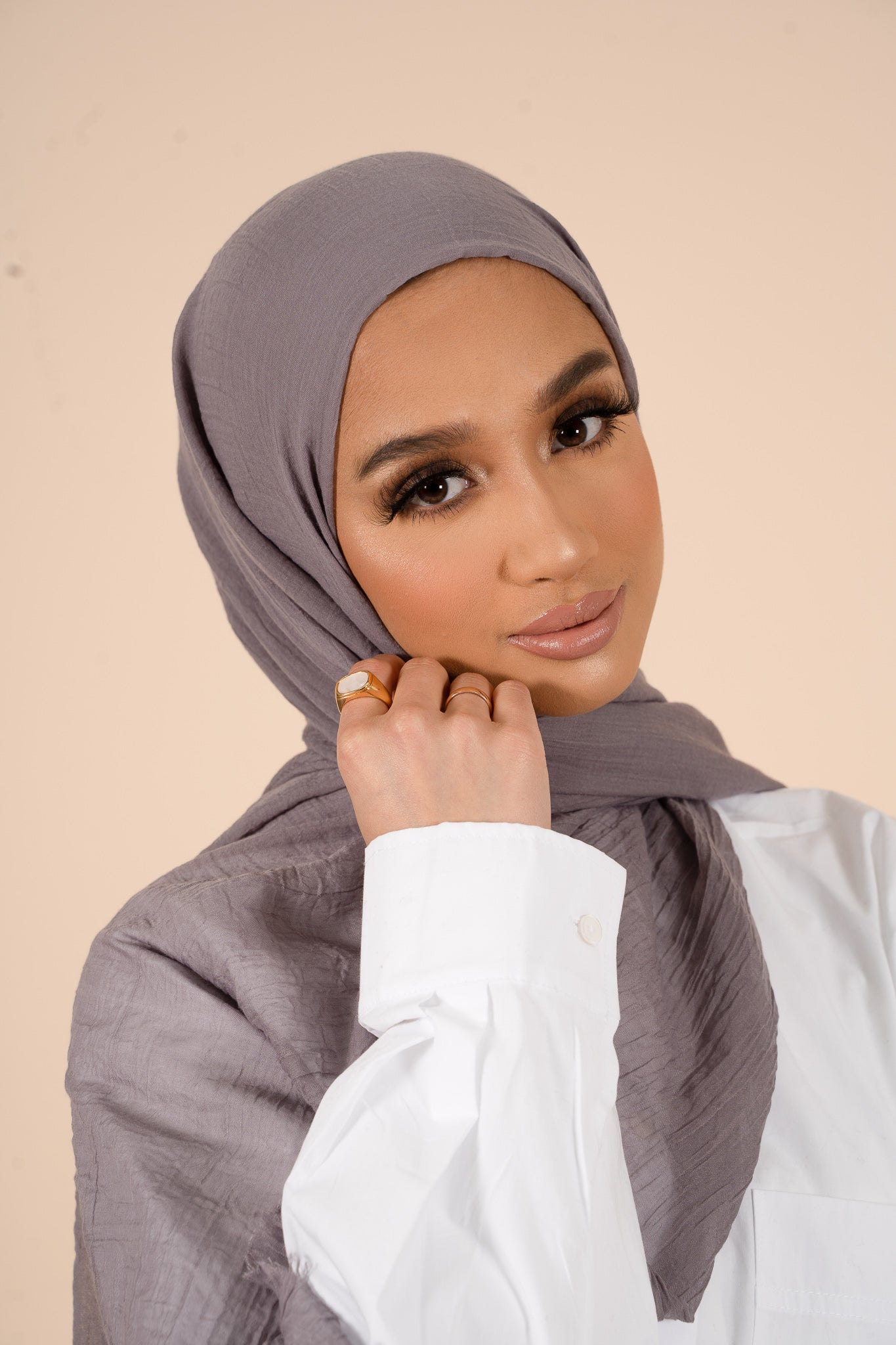Hijab en coton et soie gris opale - CAVE LONDON