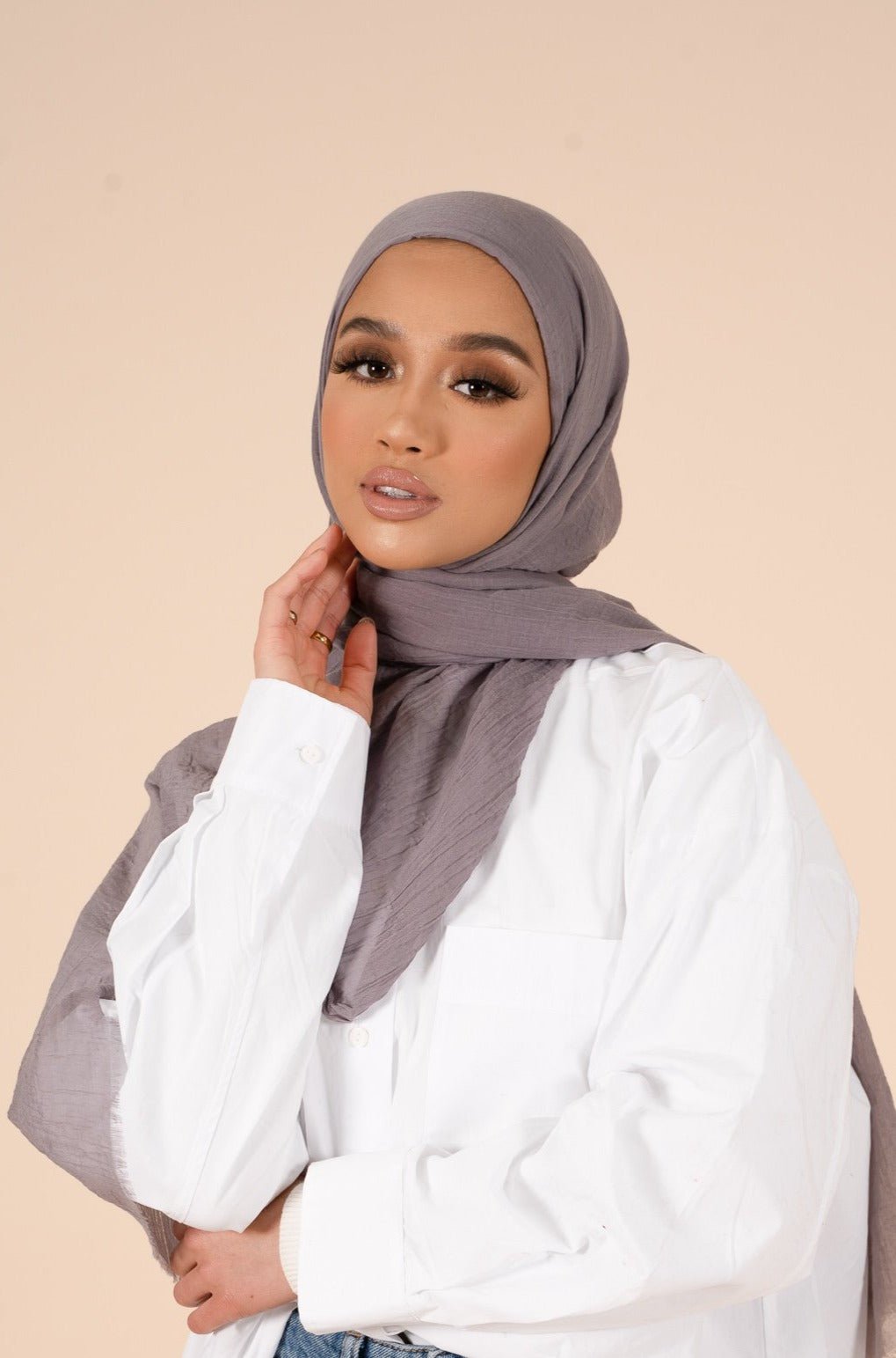 Hijab en coton et soie gris opale - CAVE LONDON