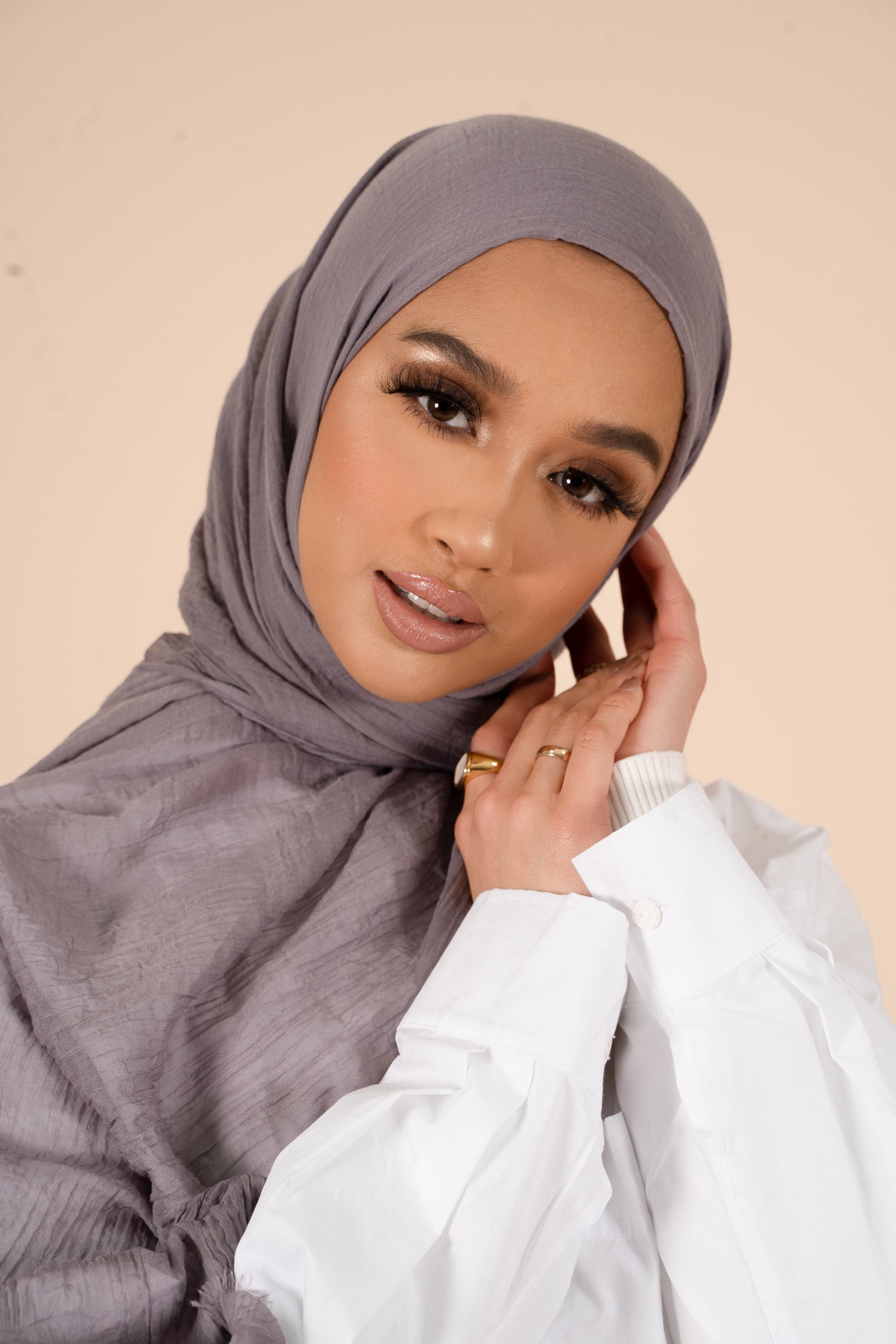 Hijab en coton et soie gris opale - CAVE LONDON