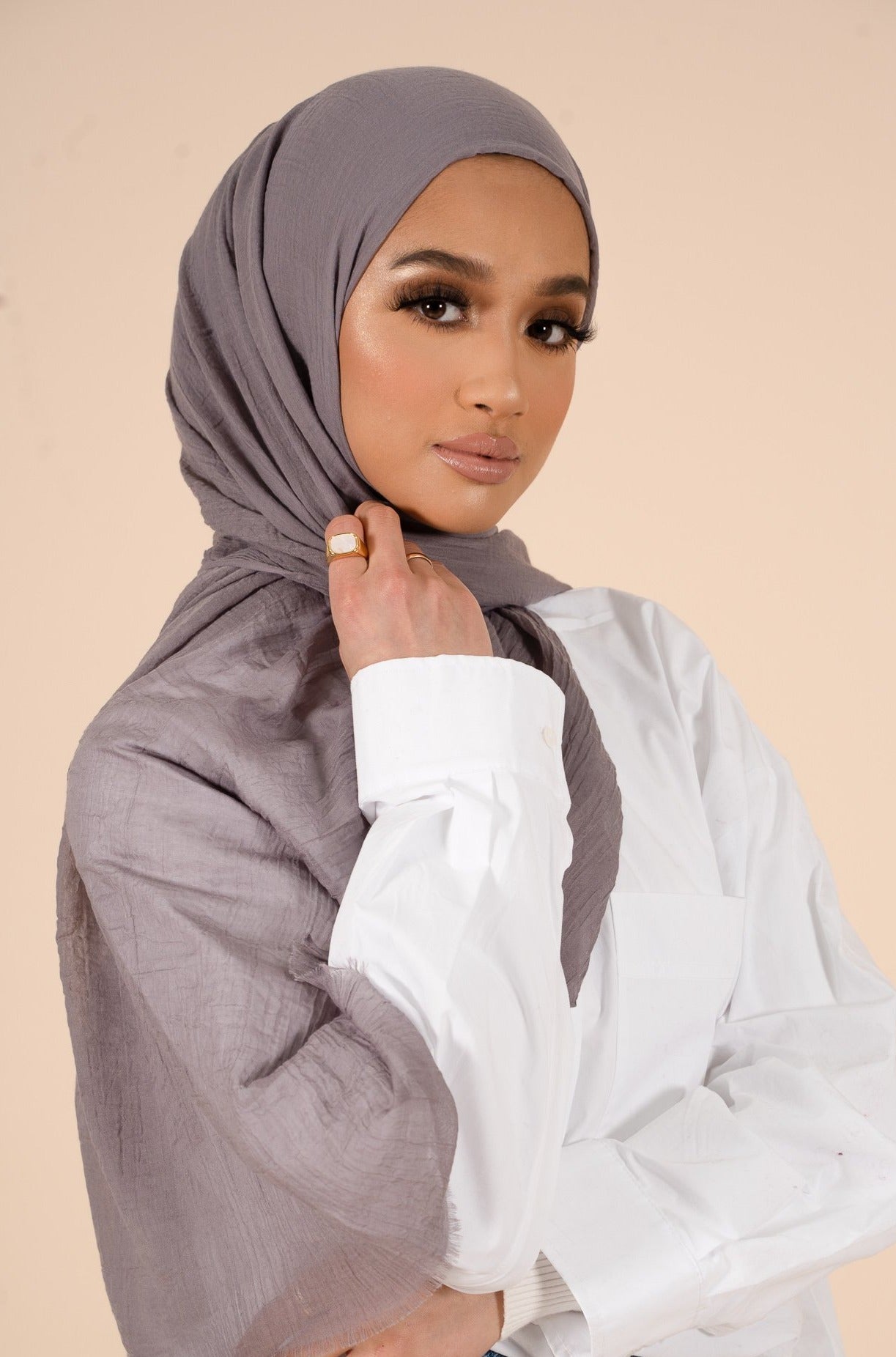Hijab en coton et soie gris opale - CAVE LONDON