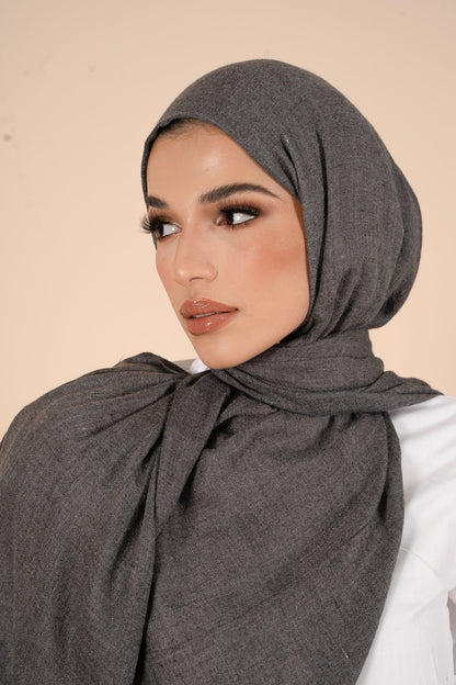 Hijab en coton et laine charbon artistique - CAVE LONDON