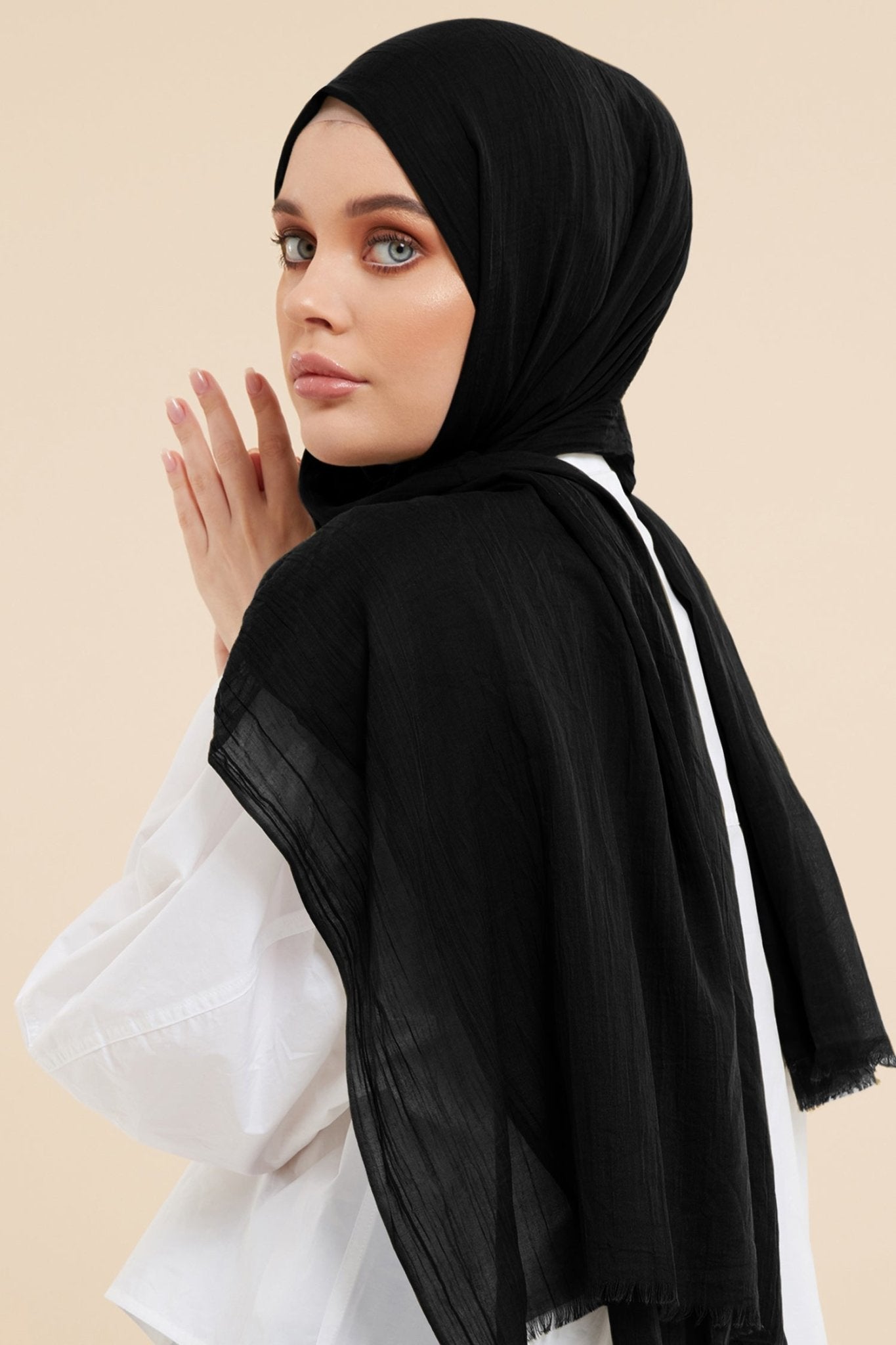 Hijab en coton et soie noir - CAVE LONDON