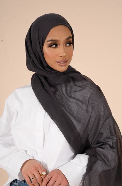 Hijab en coton et soie charbon givré - CAVE LONDON
