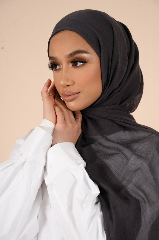 Hijab en coton et soie charbon givré - CAVE LONDON