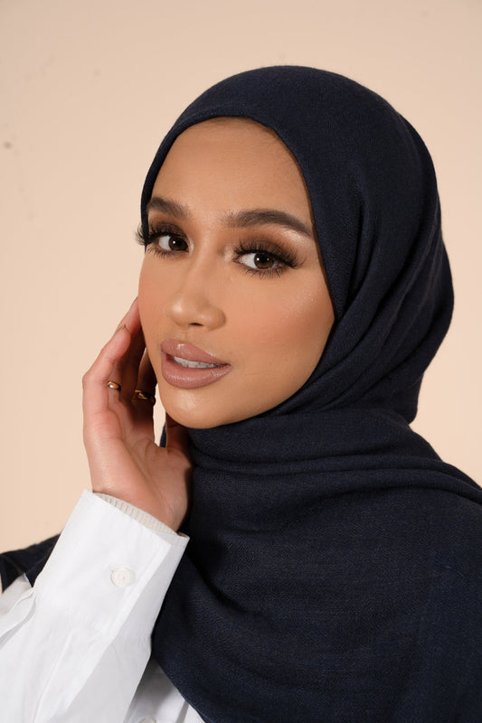 Hijab en coton et laine bleu marine - CAVE LONDON