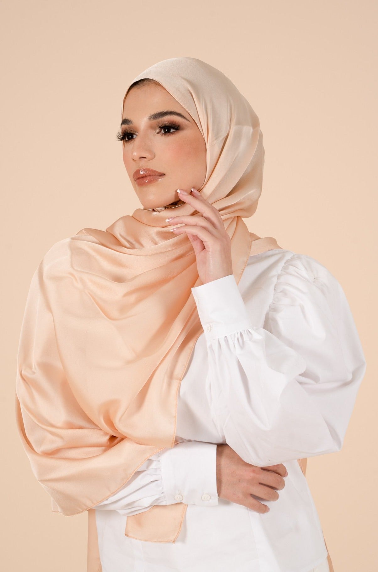 Hijab en satin doux Haze Doré - CAVE LONDON