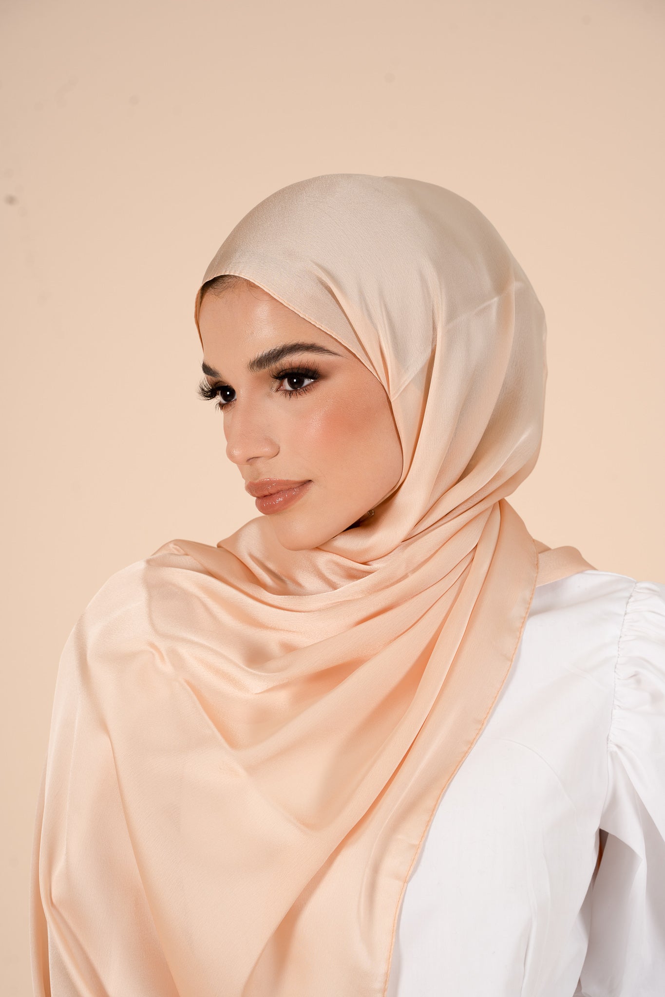 Hijab en satin doux Haze Doré - CAVE LONDON