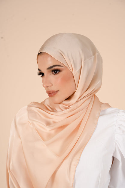 Hijab en satin doux Haze Doré - CAVE LONDON