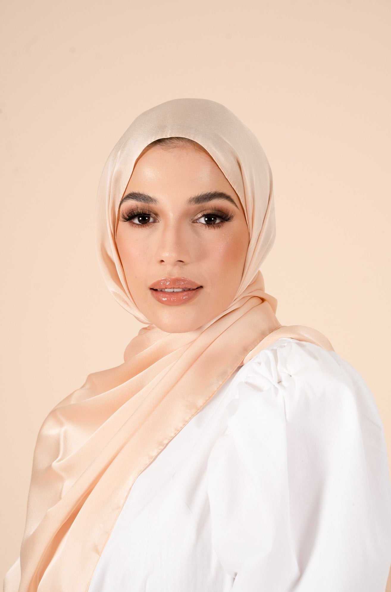 Hijab en satin doux Haze Doré - CAVE LONDON