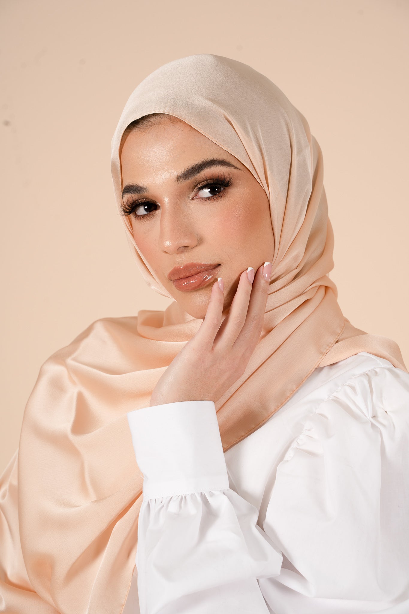 Hijab en satin doux Haze Doré - CAVE LONDON