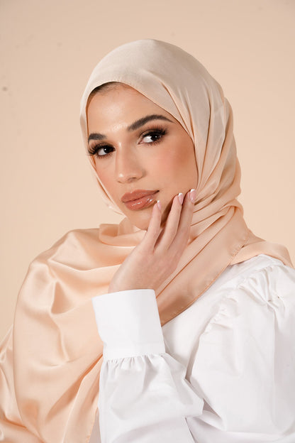 Hijab en satin doux Haze Doré - CAVE LONDON