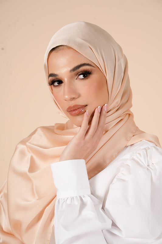 Hijab en satin doux Haze Doré - CAVE LONDON
