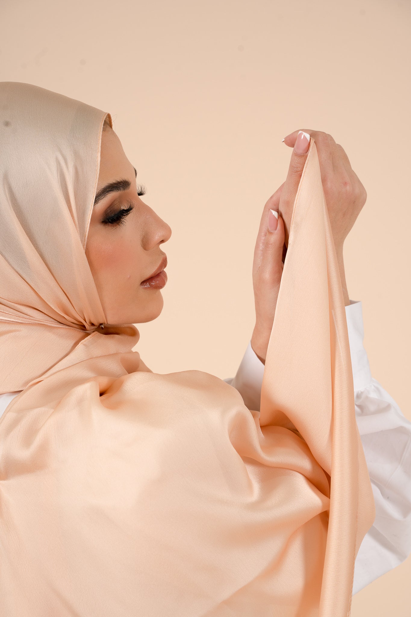 Hijab en satin doux Haze Doré - CAVE LONDON