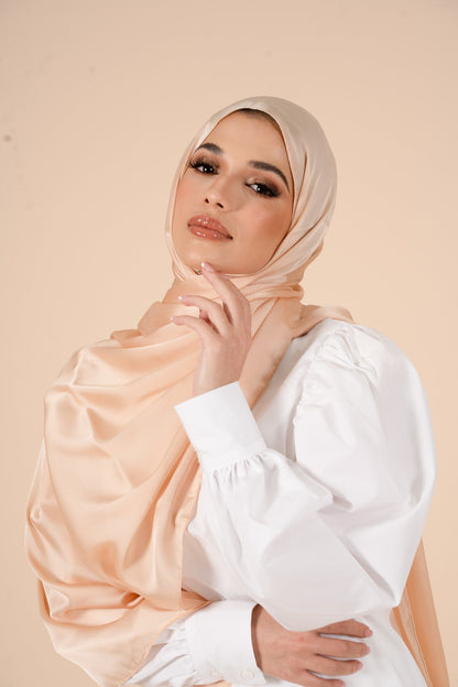 Hijab en satin doux Haze Doré - CAVE LONDON