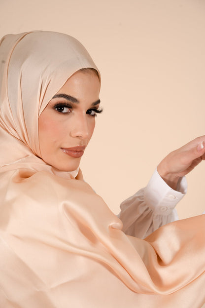 Hijab en satin doux Haze Doré - CAVE LONDON