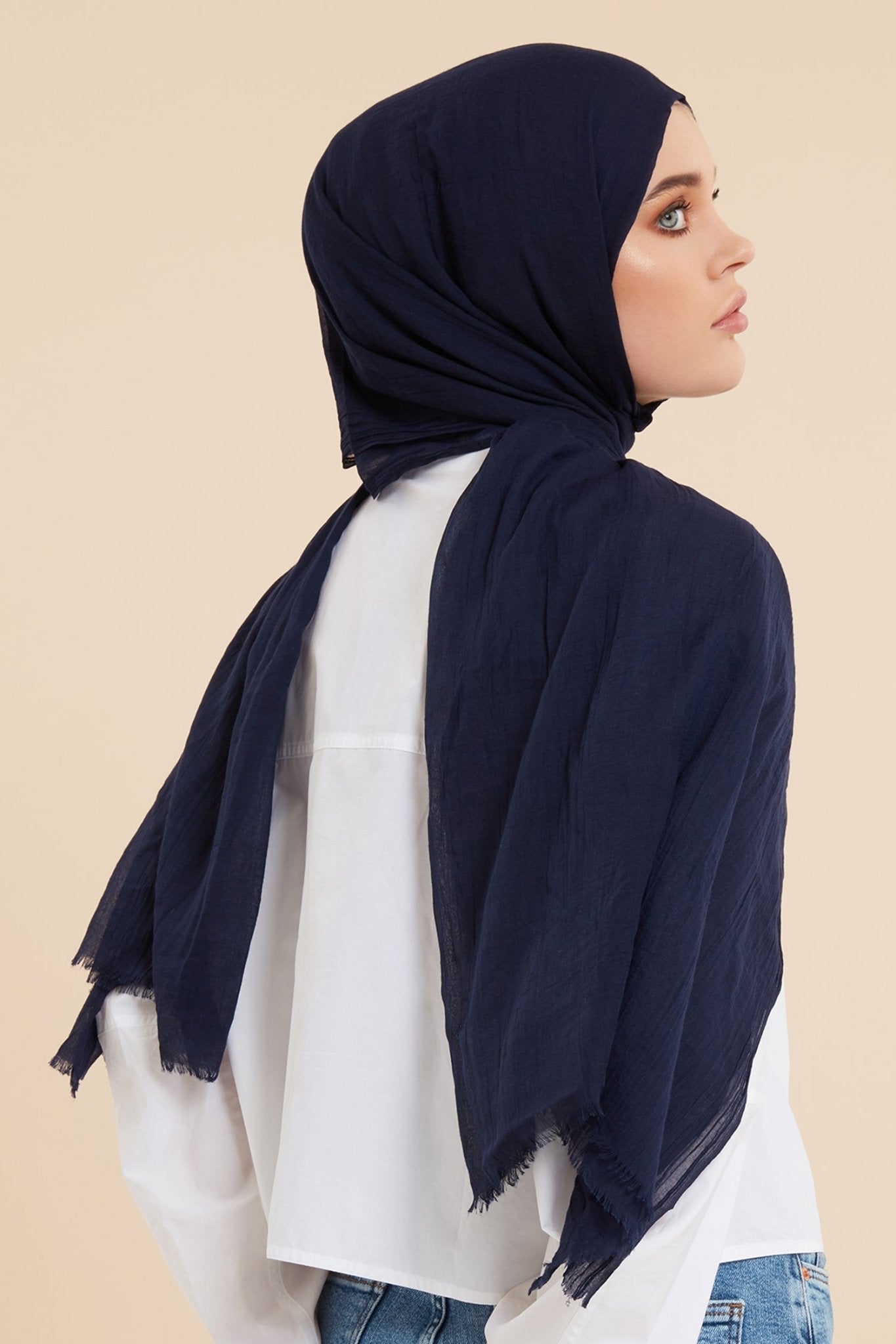 Hijab en coton et soie bleu marine - CAVE LONDON