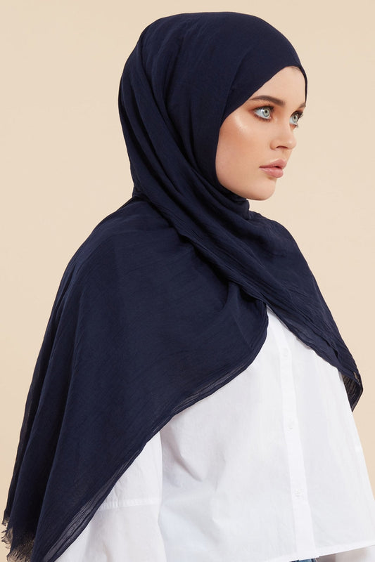 Hijab en coton et soie bleu marine - CAVE LONDON