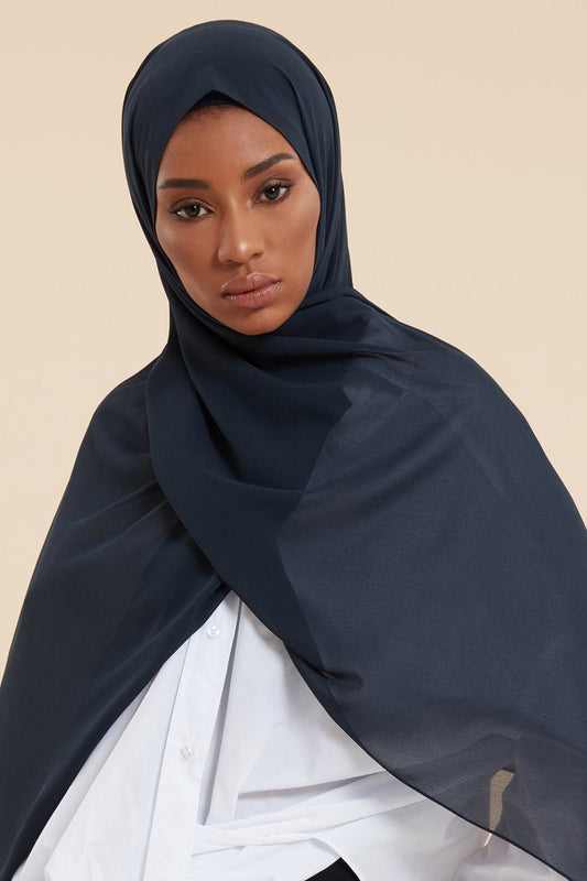 Hijab en crêpe doux bleu marine - CAVE LONDON