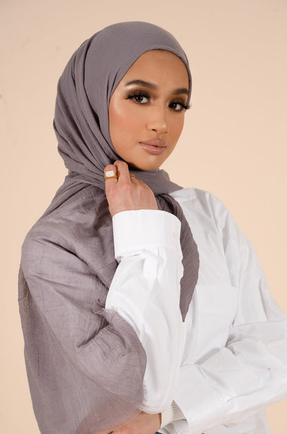 Hijab en coton et soie gris opale - CAVE LONDON